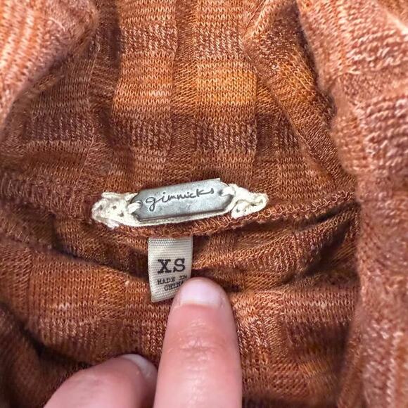 Gimmicks by Buckle Textured Knit Top Womens XS Rust Orange Turtleneck Thumbholes - Picture 3 of 6